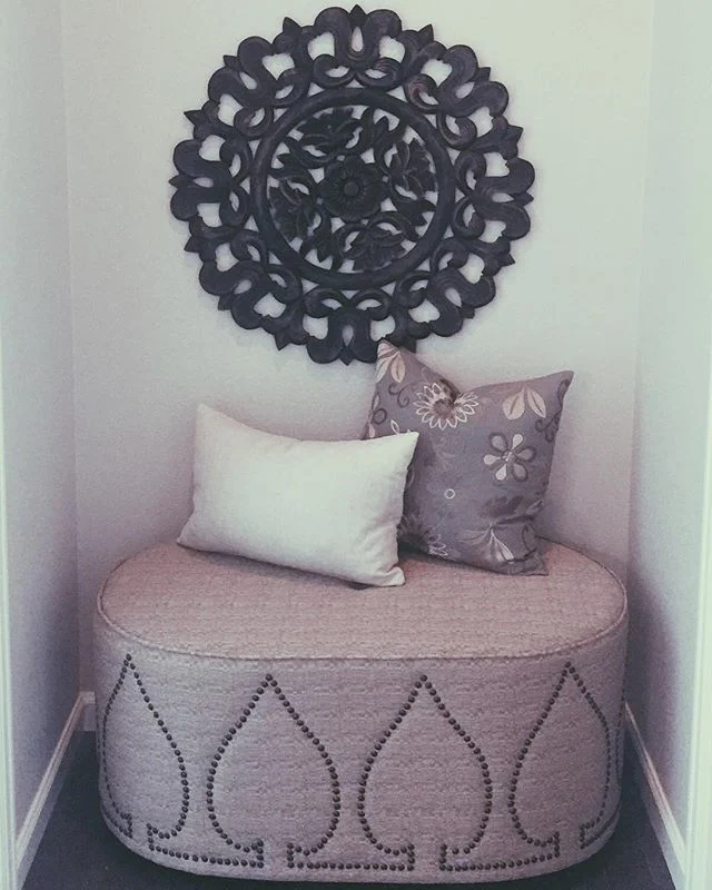 Cozy hallway perch.  This spot is the bridge from the garage to the master.  Great place to take a load off...shoes, bags and the stress of the day.
.
.
.
.
.
#speakspacestyle #mudroom #interior #interiordesign #decorator #forthehome #homedecor #inte