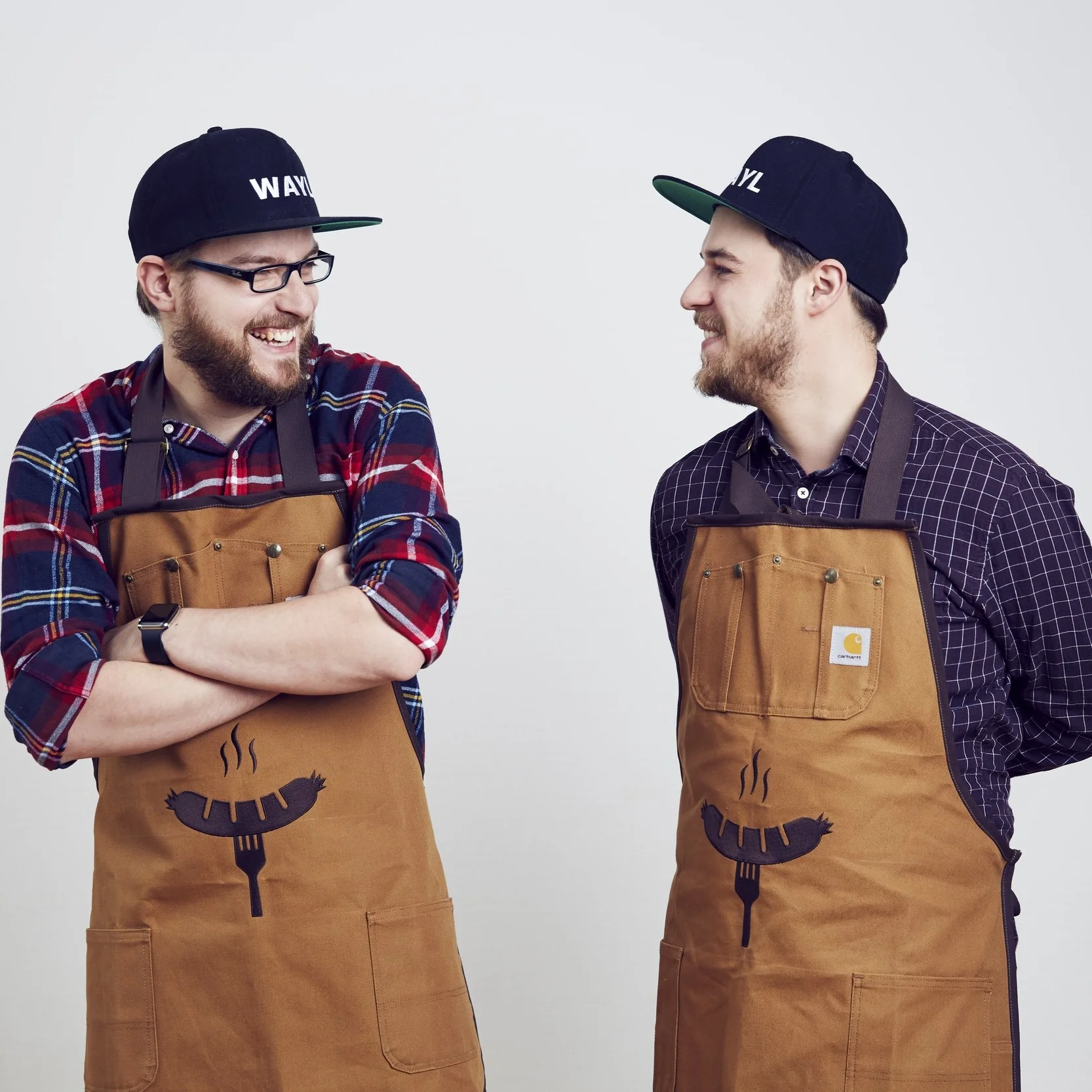 Wurst app your life
„Wurst app your life!“ - ist das Credo von Fabian & Fabian. Die beiden Hobbyköche haben eine App entwickelt, die ihre Nutzer in das Geheimnis des Wurstens einführt. Mit Rezepten für Salsiccia oder Norwegische Lachswurst und mit handwerklichen Tipps fürs Wurst drehen wollen die Macher sich für das Fleischerhandwerk stark machen. Das erklärte Ziel: Den Austausch zwischen Verbrauchern und Metzgern fördern und das Bewusstsein für Qualität und Herkunft des Fleisches schärfen.