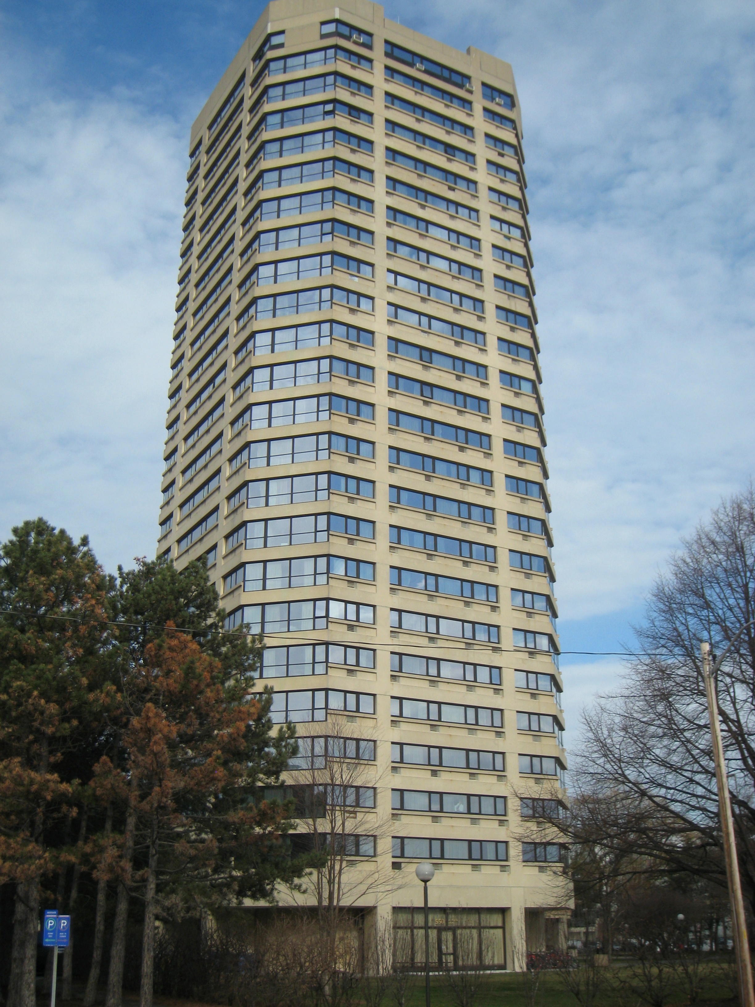 MIT Tang Hall. By Daderot - Own work, Public Domain, https://commons.wikimedia.org/w/index.php?curid=9003887