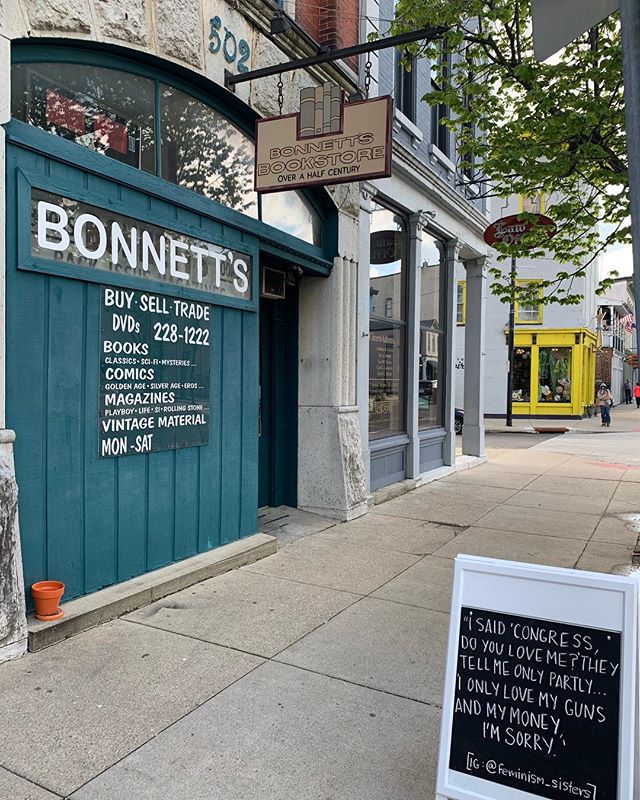 Any day is a good day to support a small book store, especially tomorrow during #IndependentBookstoreDay! Visit @bonnettsbooks tomorrow during @bookstoreday and show us what you find!
.
📸 Share your experience with us! @theoregondistrict #oregondist