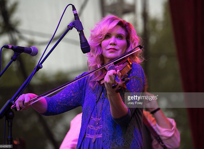 Alison Krauss in the brass leaf brass chain eternity necklace