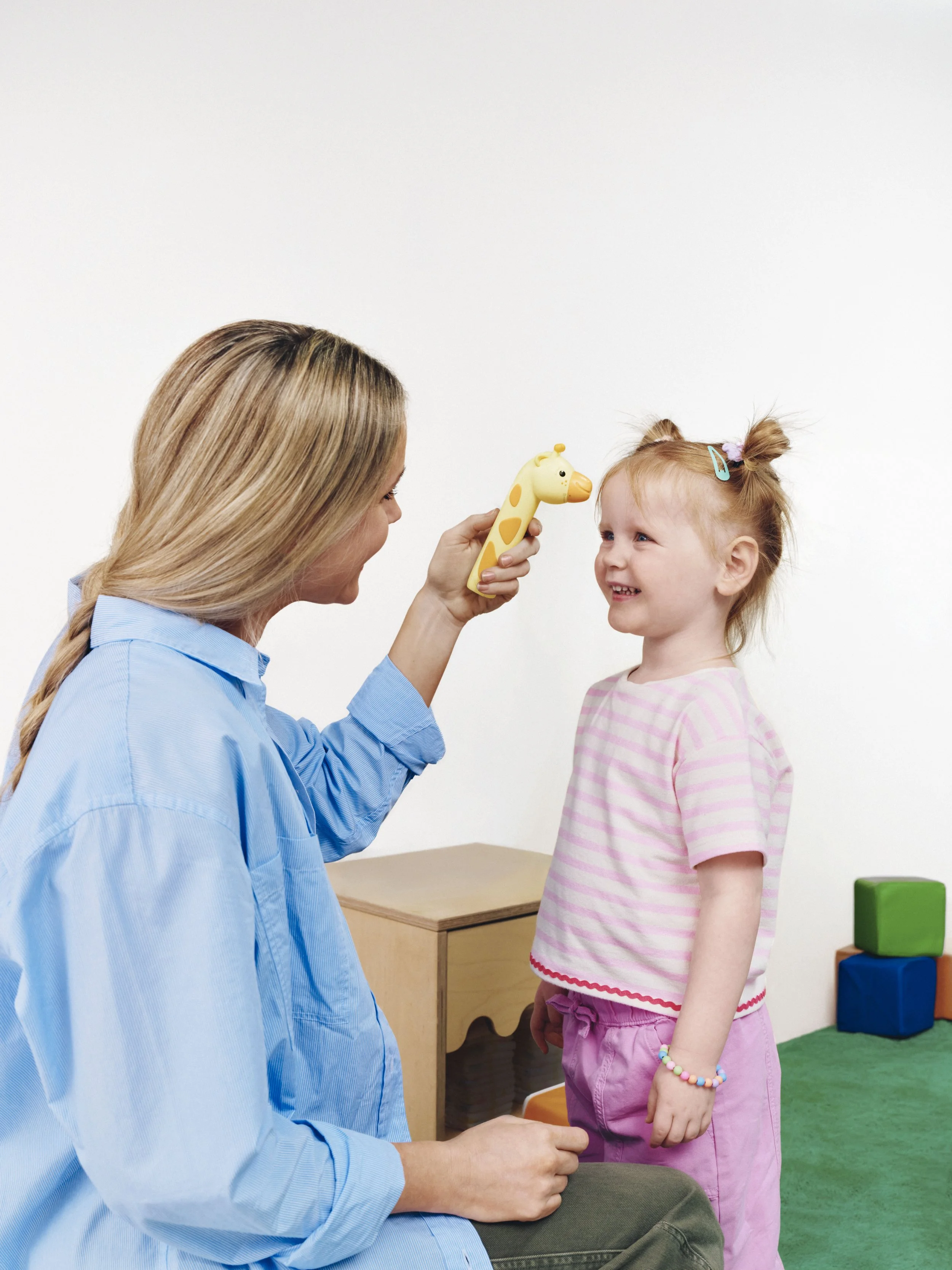 Case_Family_GiraffeThermometer_1_0012_v2.jpg