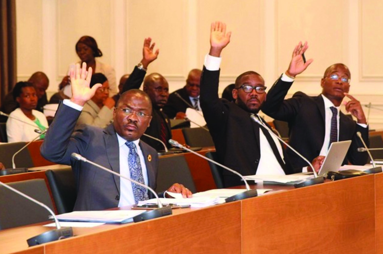DEPUTADOS NO MOMENTO DO VOTO