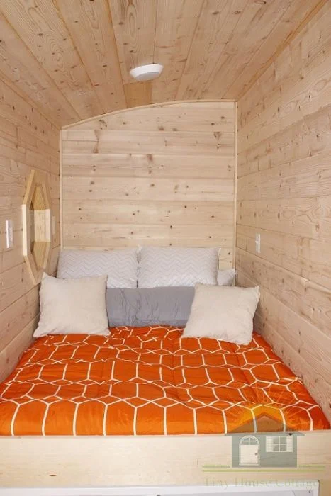 bed ceiling.jpg