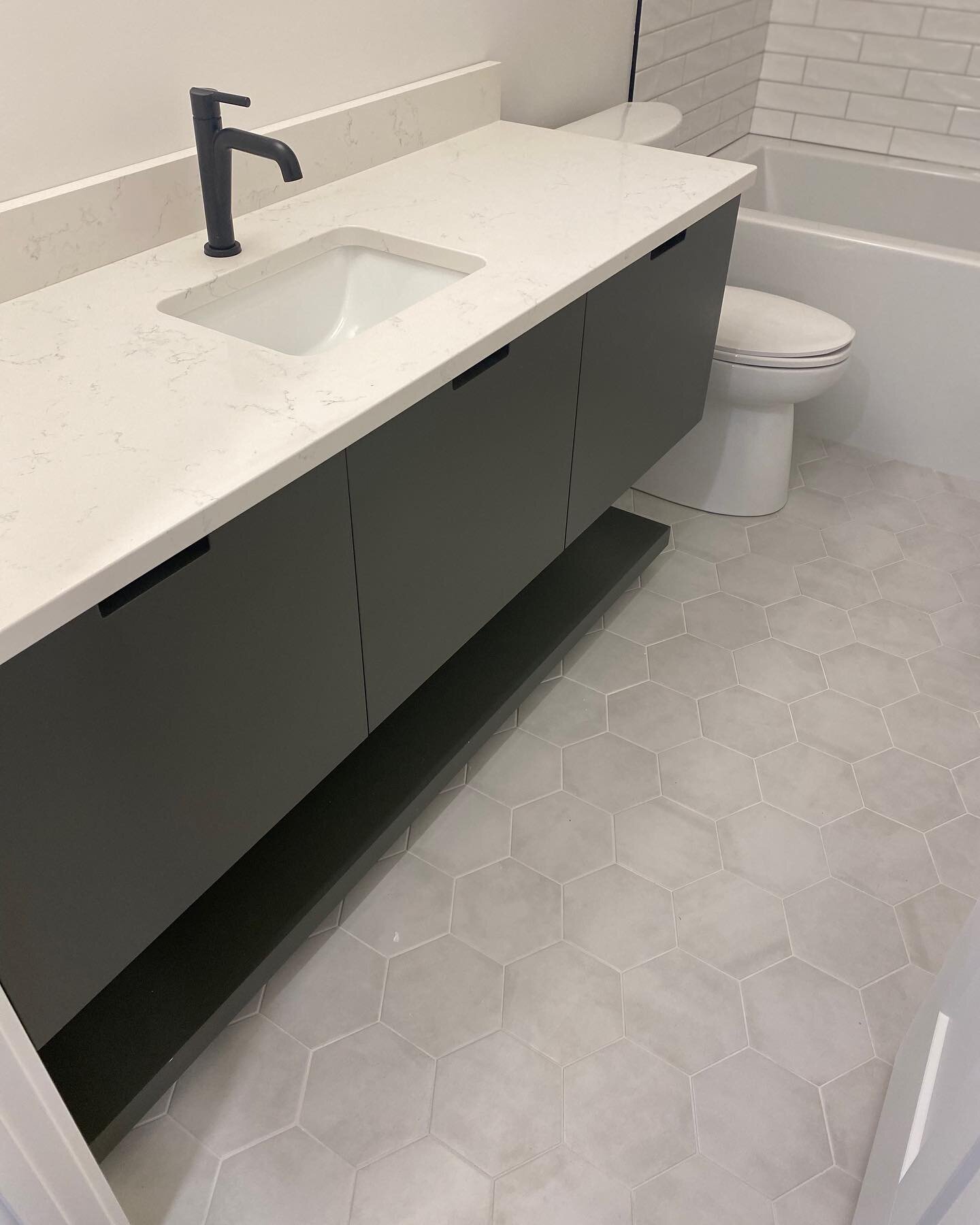 The Modern Mountain Guest Bathroom. Sit down &amp; stay a while&hellip;&hellip;.😉

Hexagons are such a great shape. Adding shapes and pattern like hex tiles, dark grout lines and even coloured tiles, gives a space interest and the POP it needs. 

We