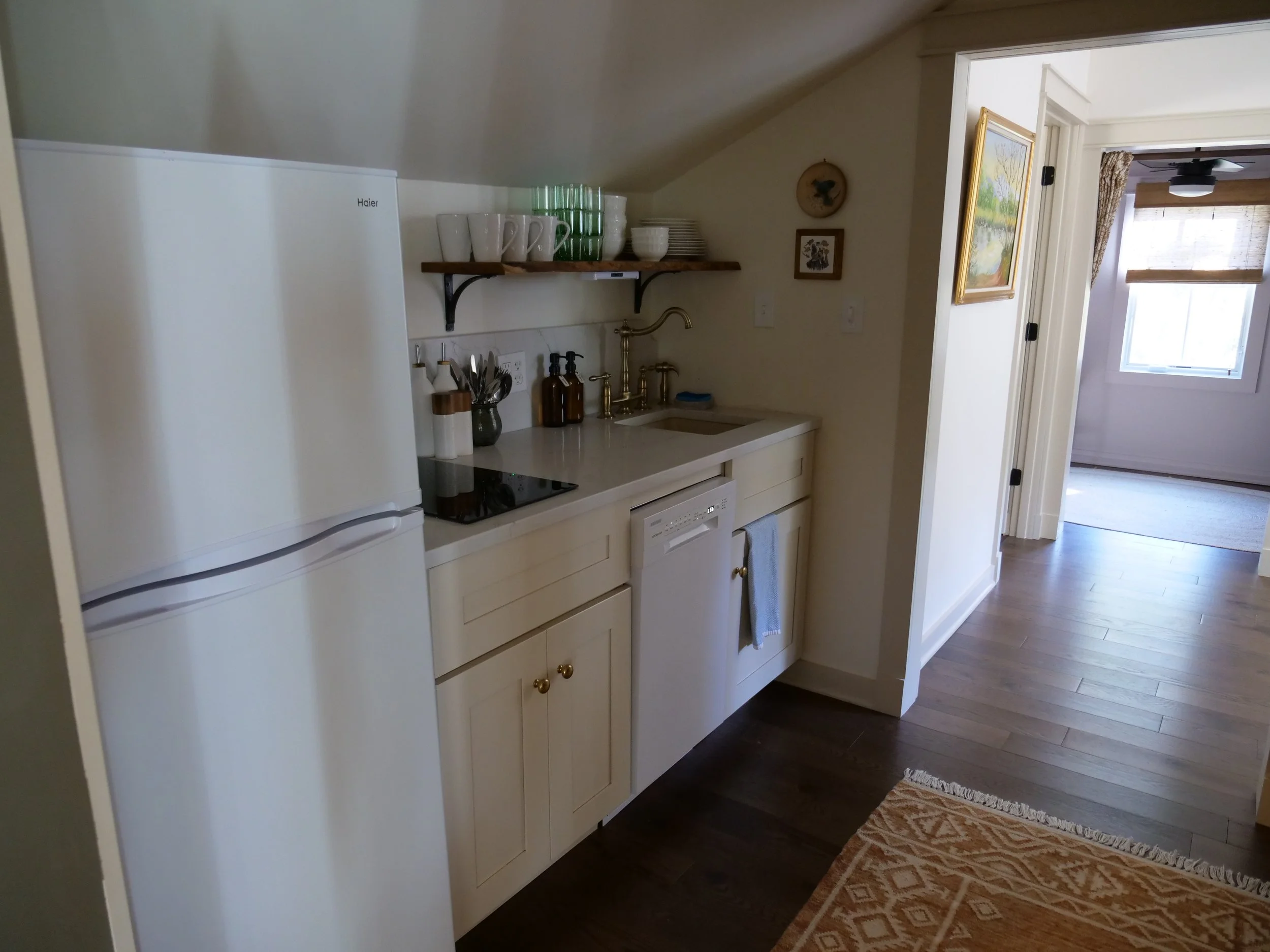 17 - Studio Kitchenette 02.JPG