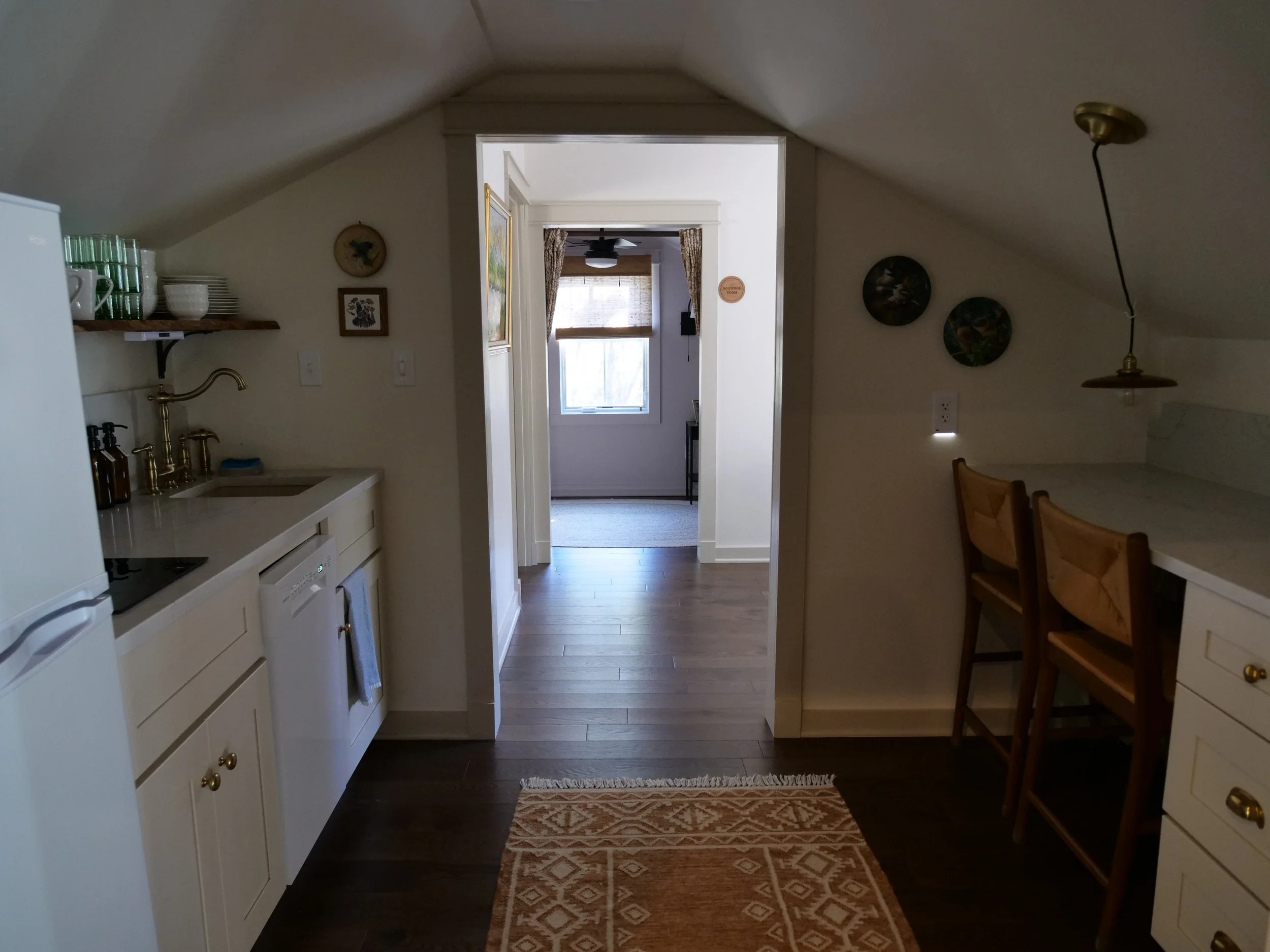 16 - Studio Kitchenette 01.JPG