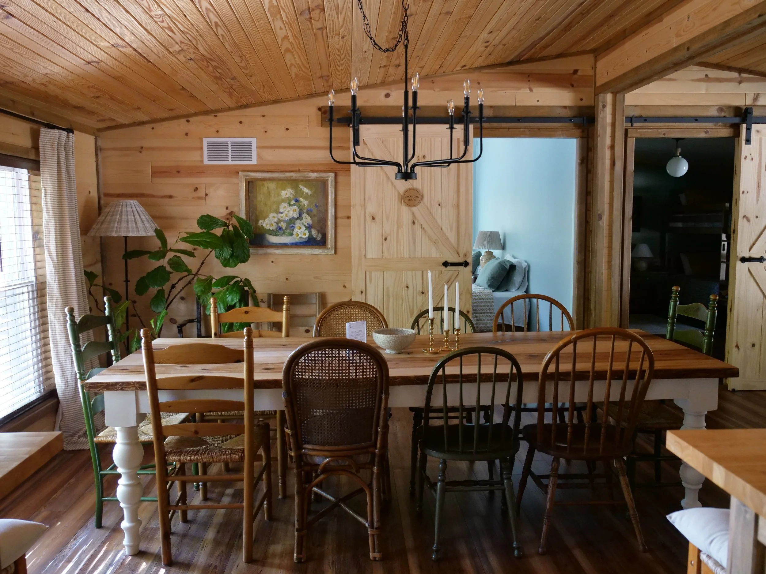 38 - Lodge Dining Room 01.JPG