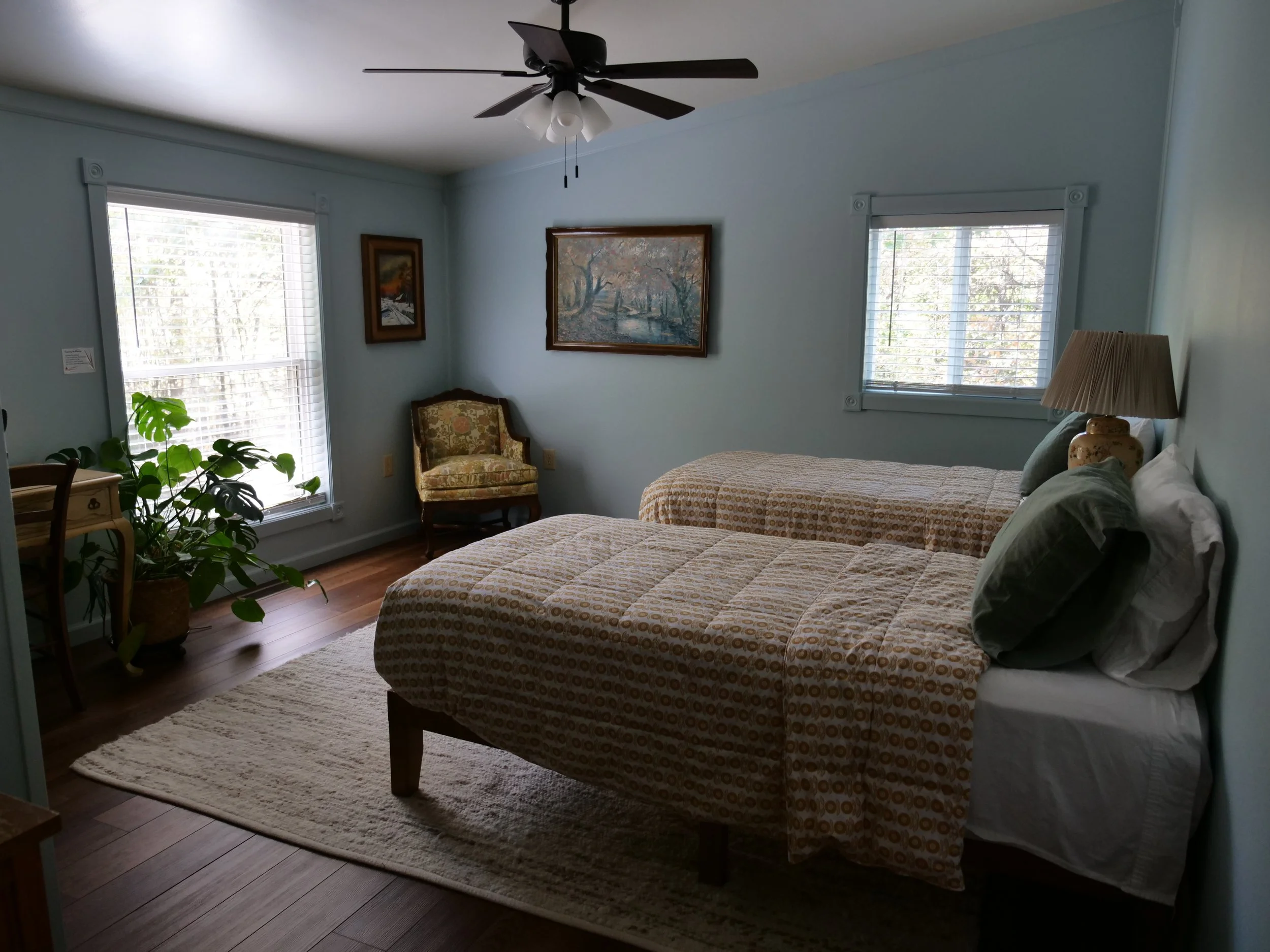 47 - Lodge Sycamore Room 01.JPG
