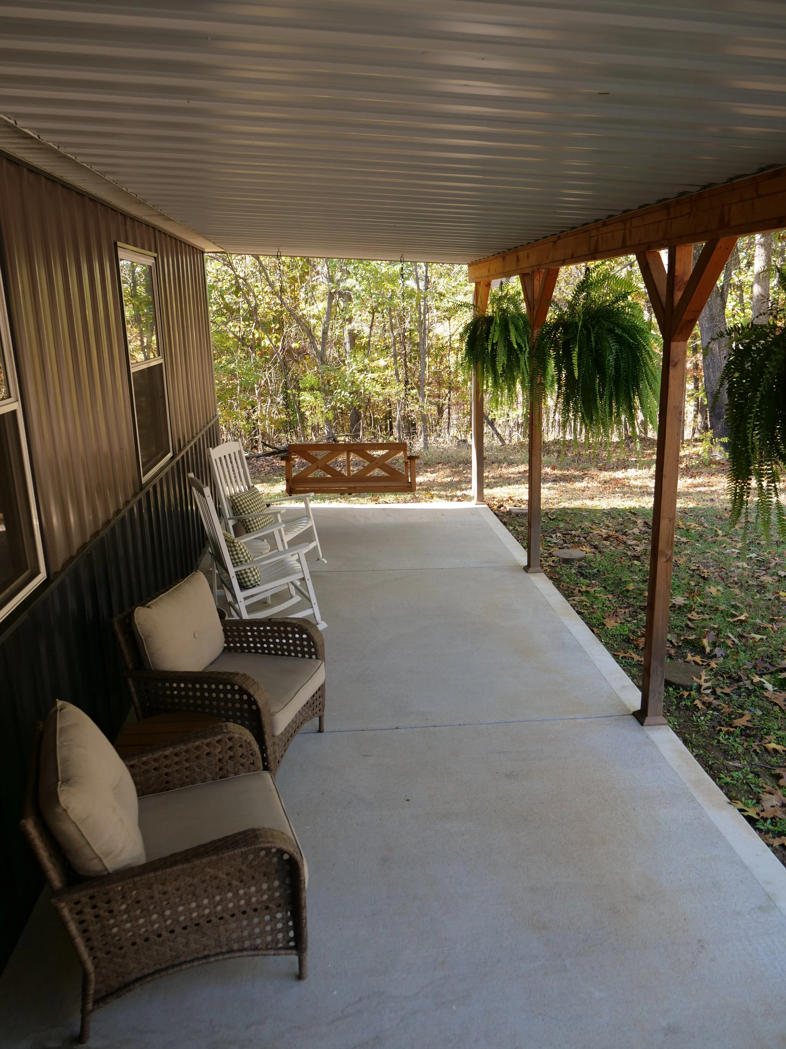 62 - Lodge Front Porch 01.JPG
