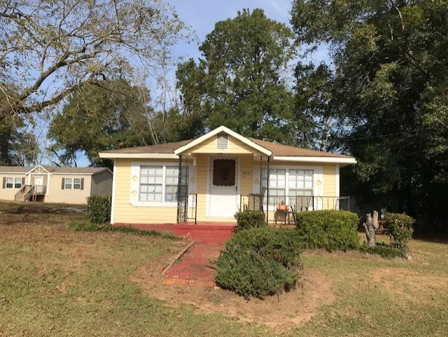 This little yellow house is where the inherent kindness of El Refugio unfolds. We provide accommodation and meals to families who are visiting loved ones at Stewart Detention Center, which is right down the street.