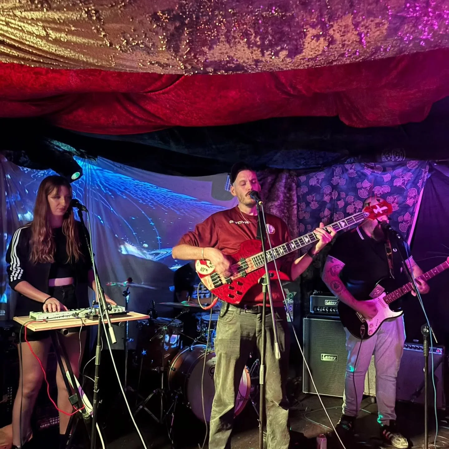 @moneym_o_n_e_y, @n.f.u.e, @gimmiegoldcup. @thepeerhat - 21/8/25

&quot;Manchester DIY promoters &lsquo;Taste Supreme&rsquo; put on a raucous small punk gig in @thepeerhat basement. With local band Gold Cup, and Bristol based NFUE and M&ouml;ney, whi
