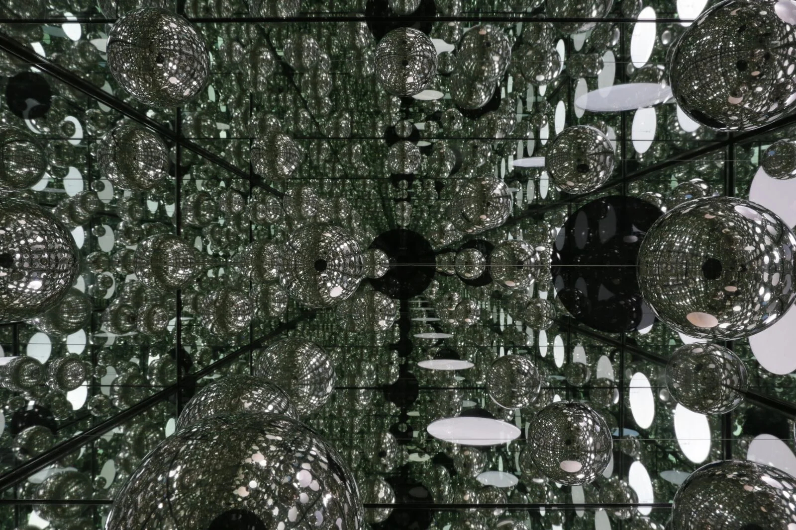 Yayoi Kusama INFINITY MIRRORED ROOM- LET'S SURVIVE FOREVER, 2017 Image © Yayoi Kusama. Courtesy of David Zwirner, New York; Ota Fine Arts, Tokyo/Singapore/Shanghai; Victoria Miro, London; YAYOI KUSAMA Inc.