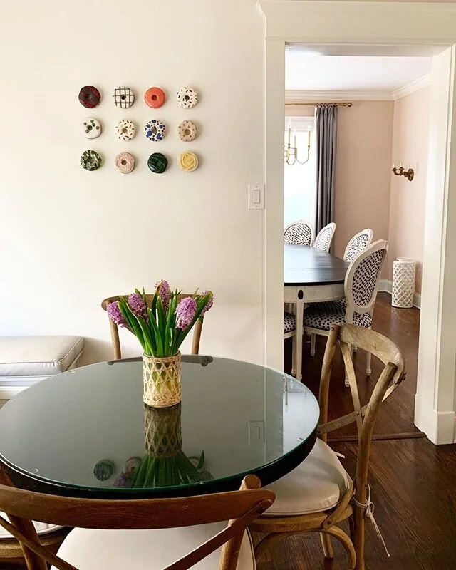 That morning glow! Today feels like the first day of summer and we are headed out for some sunshine and relaxation! ☀️#interiordesign #houstondesigner #gurleyinteriors #designhouston #art #summer #kitchen