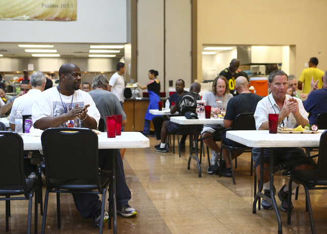 Diners applaud for the musicians. Photograph: Chase Stevens (Las Vegas Review-Journal)