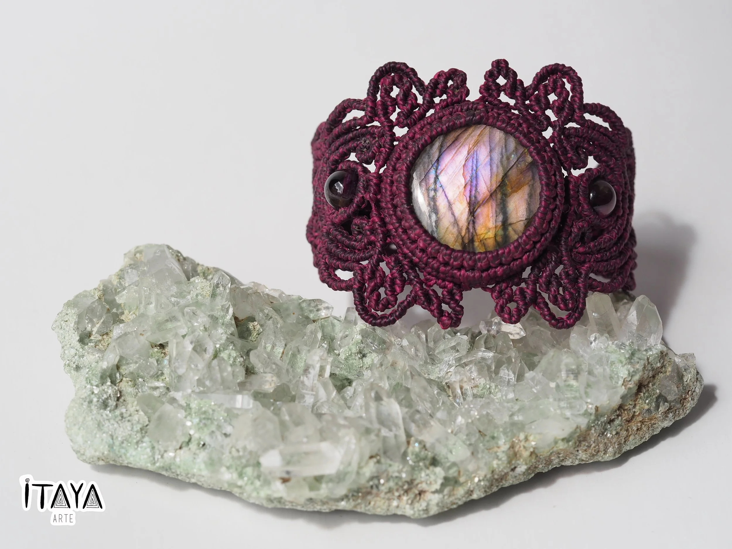 Labradorite & Garnet · Macrame Bracelet