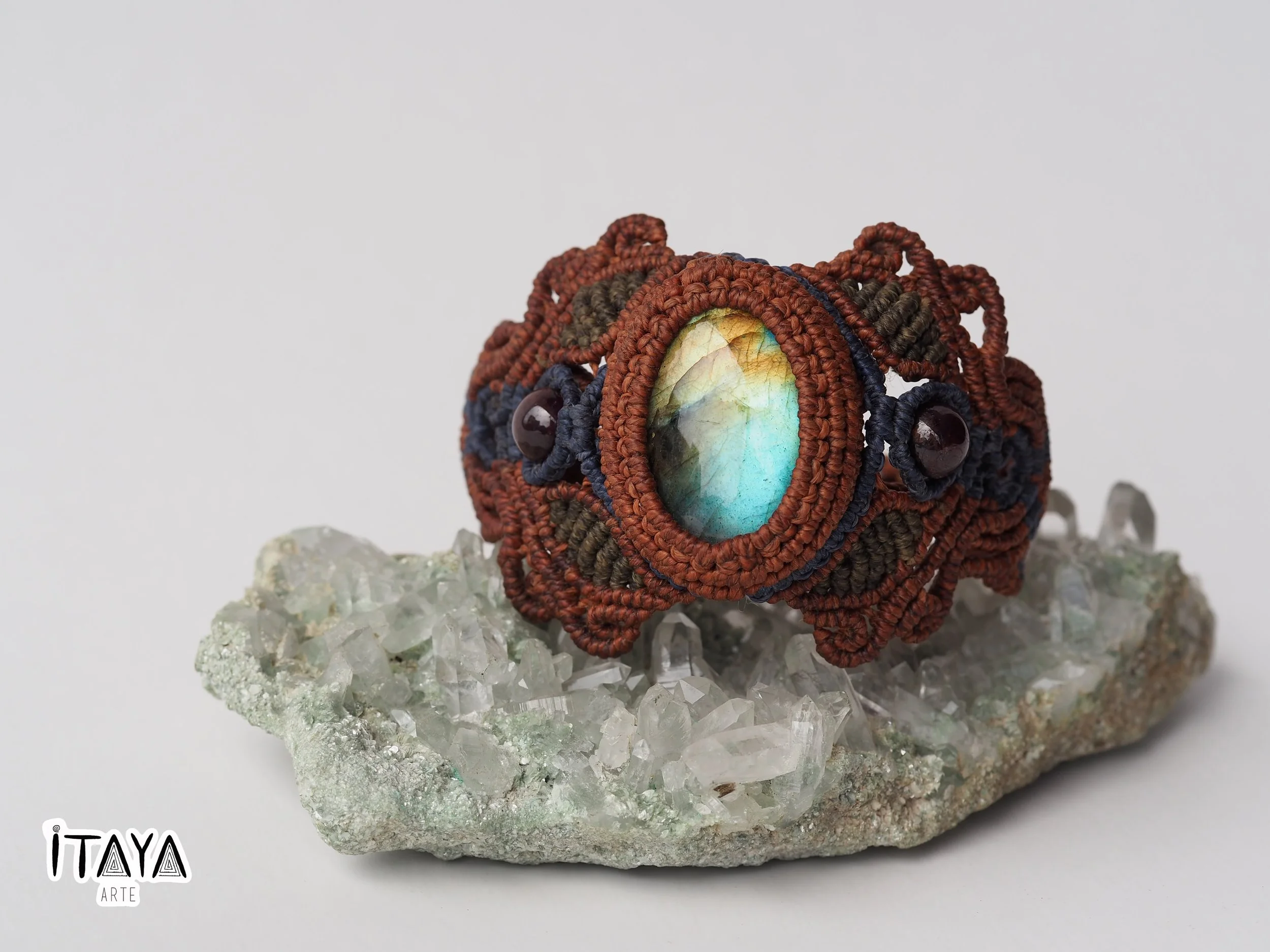 Labradorite & Garnet · Macrame Bracelet