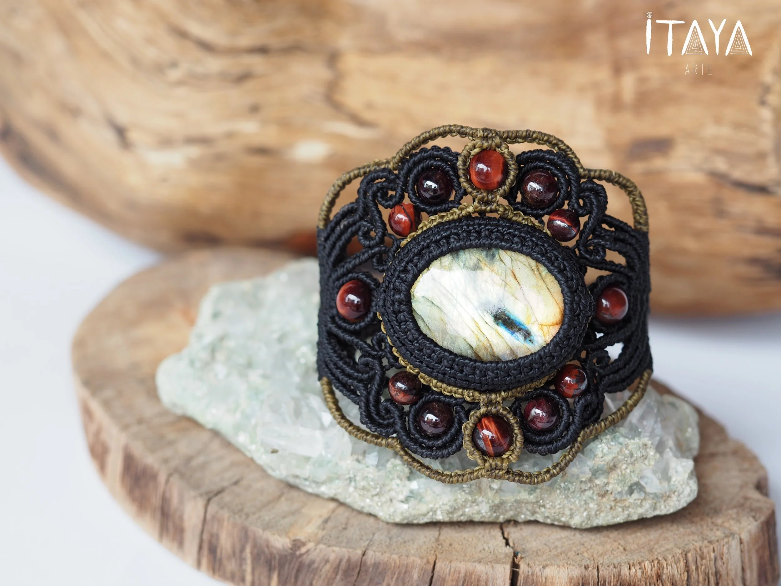 Labradorite & Garnet · Macrame Bracelet