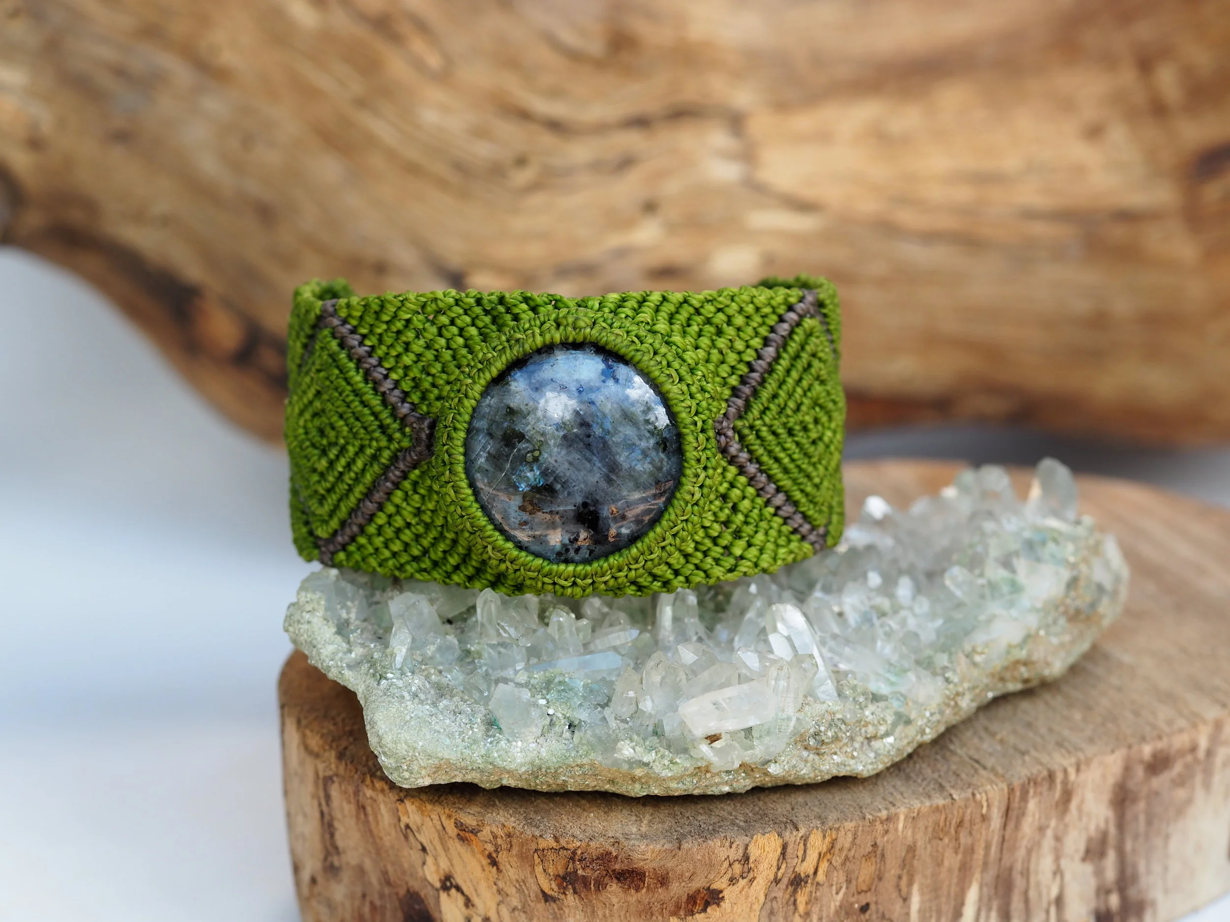 Larvarkite · Macrame Bracelet