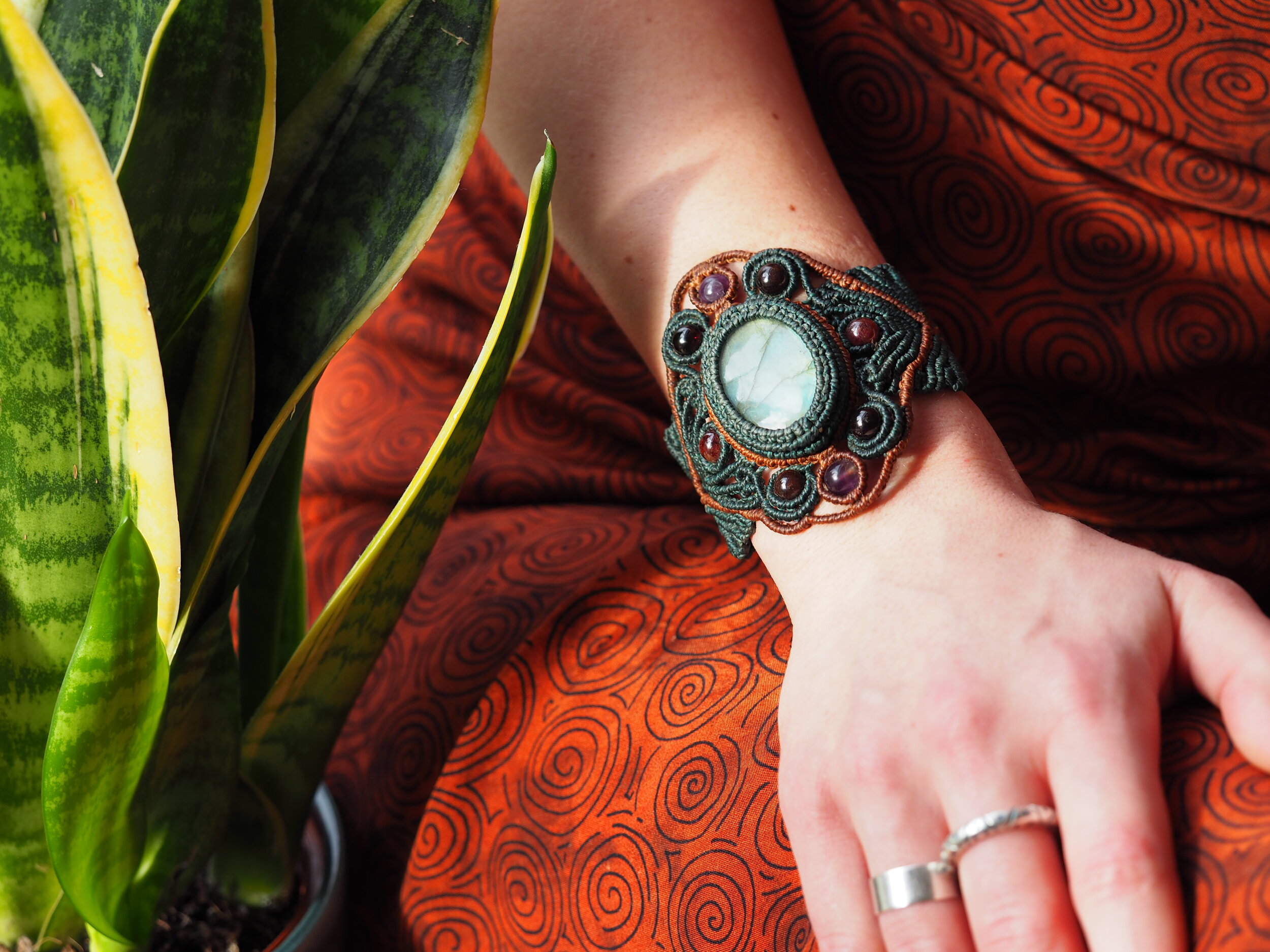 Labradorite &amp; Garnet · Macrame Bracelet