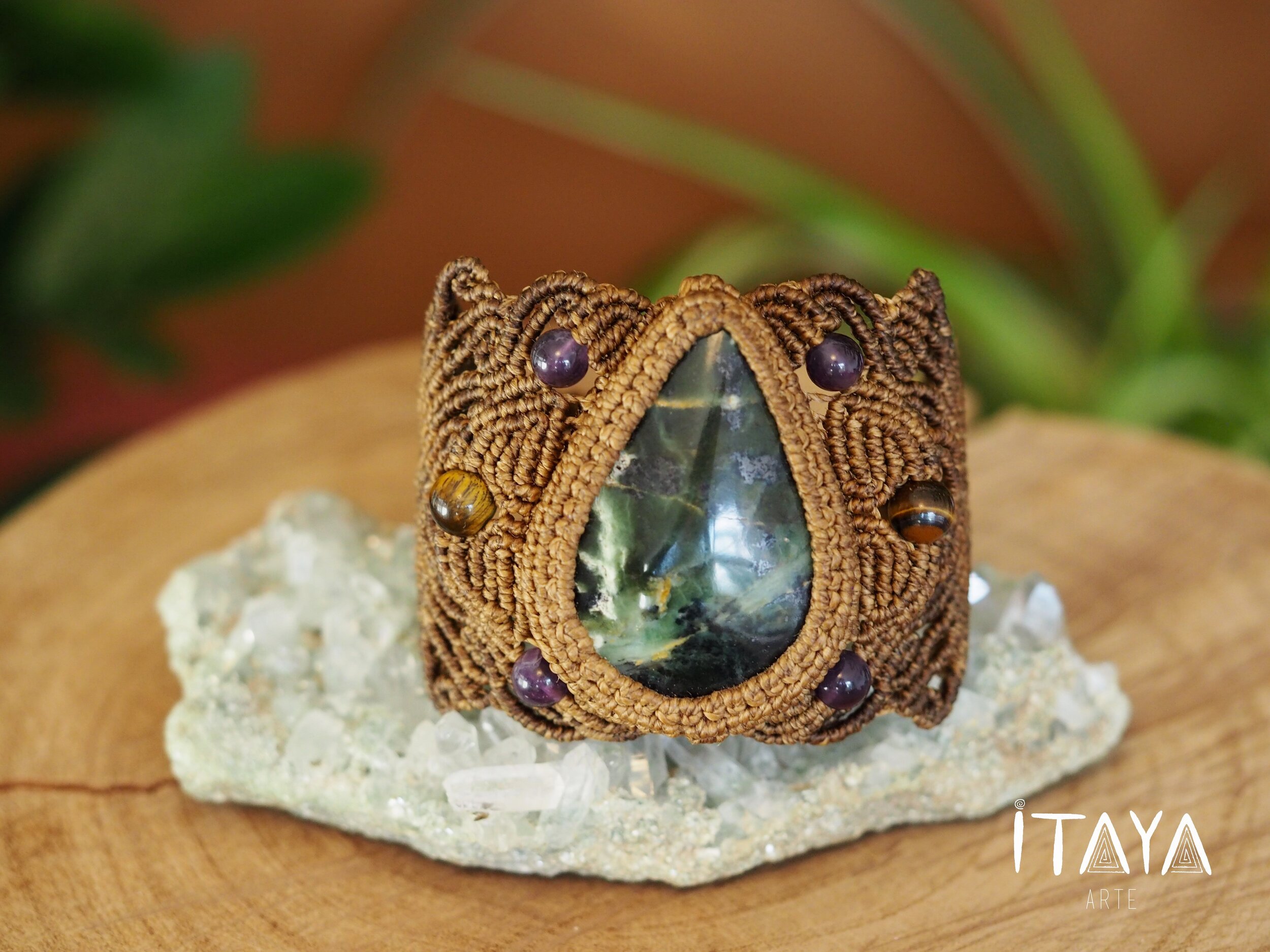 Dark Serpentine · Macrame Bracelet
