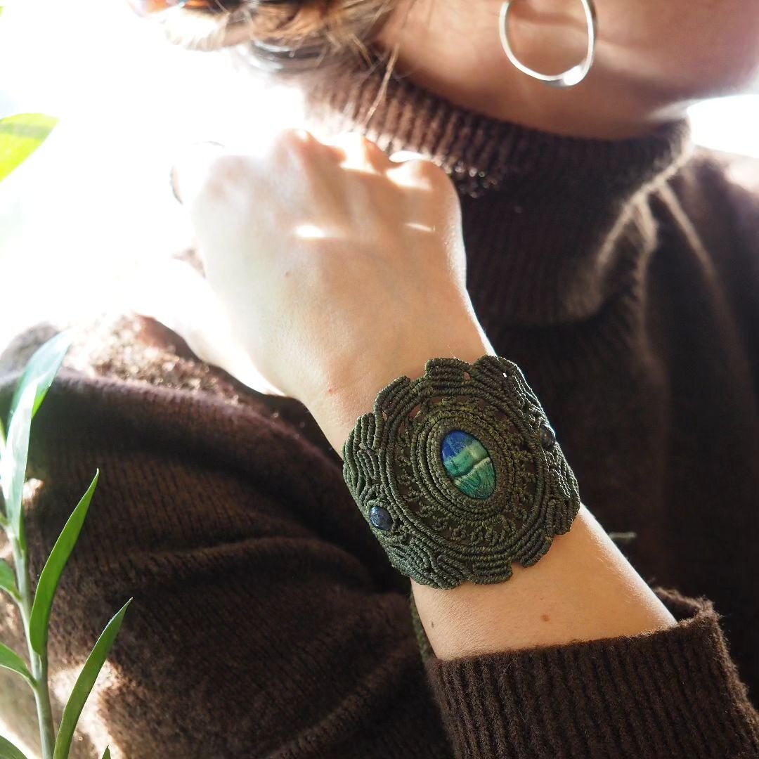 We&rsquo;ve just listed six macrame bracelets in our Etsy shop&nbsp;🙌🏼 This one we&rsquo;ve made with an Azurite-Malachite stone in a forest green thread&nbsp;✨&nbsp;These pieces will be sent from the UK (meaning much quicker postage time!)&nbsp;🍃