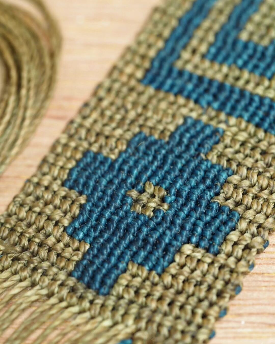 Weaving chakanas 🧵➿✂️
&bull;
//Tejiendo unas chakanas 🧵➿✂️

#itayaarte #itaya #chakana #incacross #andean #andeanculture #ancientwisdom #artisanjewellery #artisanjewelry #artesan&iacute;a #artesanato #macrame #makramee #tribaljewelry #threadjewelle