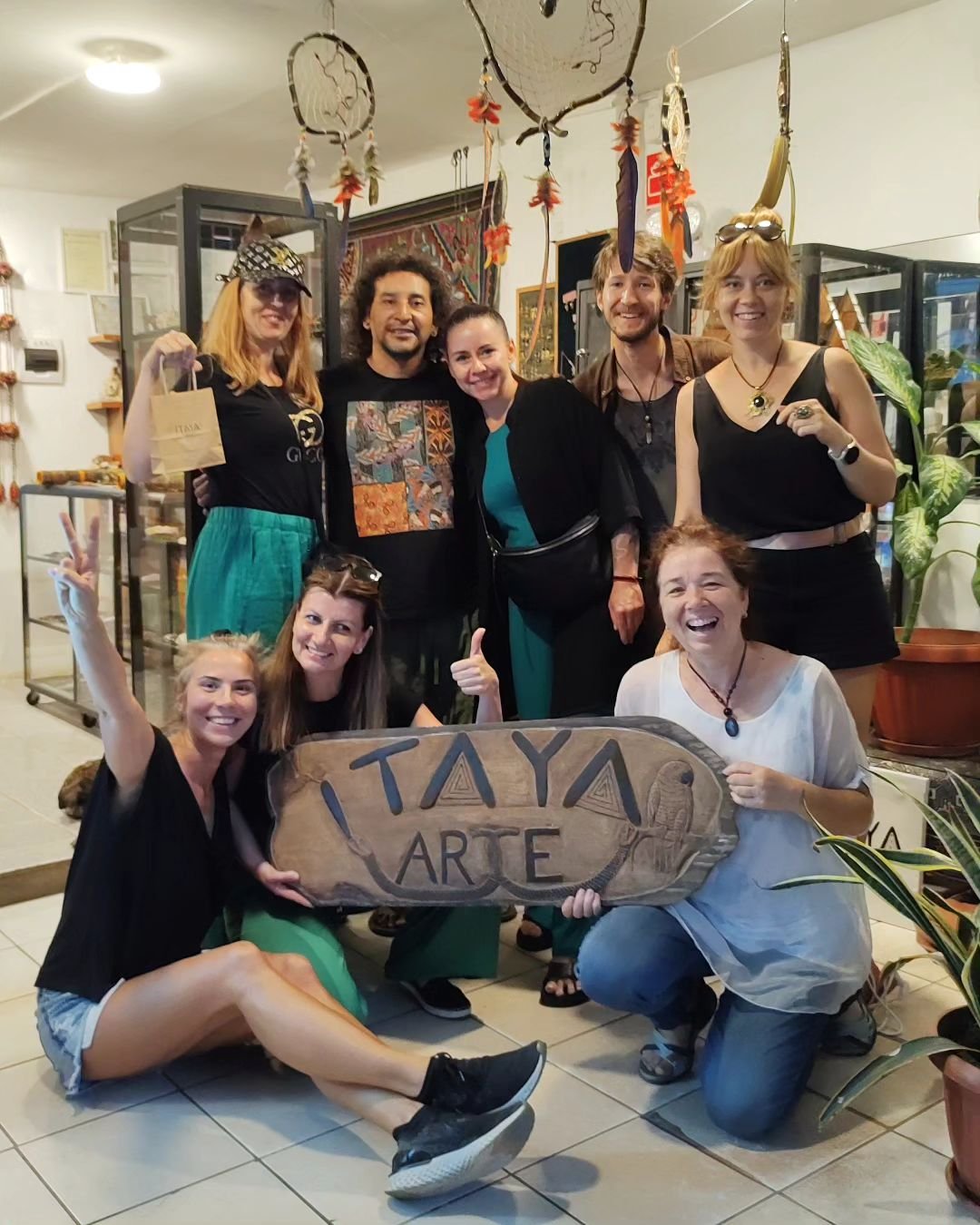 Heartfelt gratitude to this lovely group from Poland for visiting the shop with such beautiful energy and for valuing what we make 🫶✨💖
&bull;
//Agradecemos de coraz&oacute;n a este lindo grupo de Polonia por visitar a la tiendita con toda la buena 