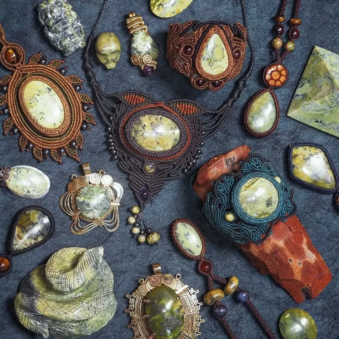 𝐒𝐄𝐑𝐏𝐄𝐍𝐓𝐈𝐍𝐄 🐍✨
The stone is named so due to it’s mottled array of green shades, said to resemble that of snakeskin, embodying the ancient healing wisdom of snakes. With their ability to shed their skin, signifying rebirth, transforma