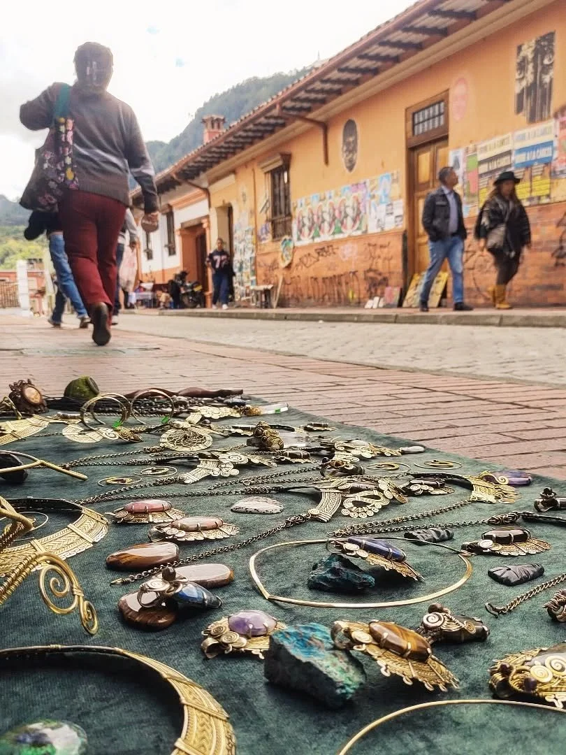 La Candelaria, Bogotá ☕🎨📚🌦️🌲⛰️🇨🇴
.
.
.
#itayaarte #itaya #bogota #colombia #parchando #streetmarket #artisanjewelry #tribaljewelry #threadjewelry #artesaniaperuana #artesanos #viajeros #mochileros #bohemianstyle #artesanato