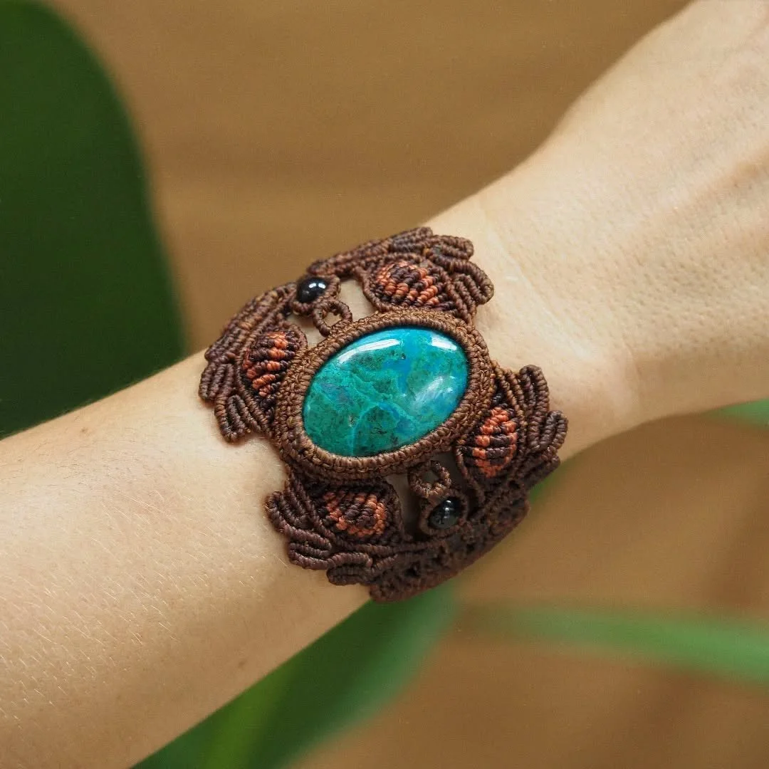 🌿 Chrysocolla stone ✨ also known as Peruvian turquoise for its vibrant colour. We have this handwoven leafy bracelet available in our shop – currently with 10% off 🙌
•
🌿 Piedra crisocola ✨ también co