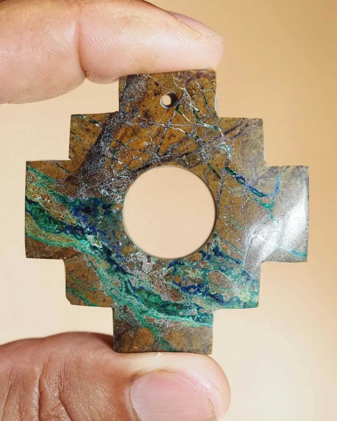 Working with this beautiful and rare piece today ✨ – an Azurite & Malachite carved Chakana 💙💚
•
//Hoy tejiendo esta hermosa y rara pieza ✨ – una chakana de piedra azurita y malaquita 💙💚
.
.
.
#it