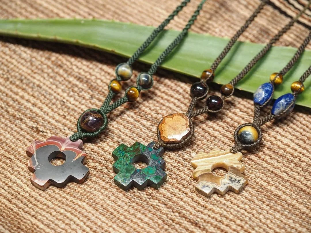 𝐓𝐡𝐞&nbsp;𝐂𝐡𝐚𝐤𝐚𝐧𝐚&nbsp;🦅🐆🐍

The chakana symbolizes a compass, the connection between the spiritual and earthly worlds, the cycle of life and the balance and harmony between humans and mother nature 🌱 
&bull;
//𝐋𝐚&nbsp;𝐂𝐡𝐚𝐤𝐚𝐧𝐚&nb