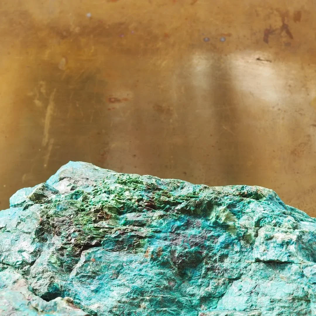 The combination of brass metal &amp; Chrysocolla together 👌😍
&bull;
//La combinaci&oacute;n de metal de lat&oacute;n y crisocola juntos 👌😍
.
.
.
#itayaarte #itaya #peruvianturquoise #chrysocolla #crisocola #copperore #mountainandsky #pachamama #e