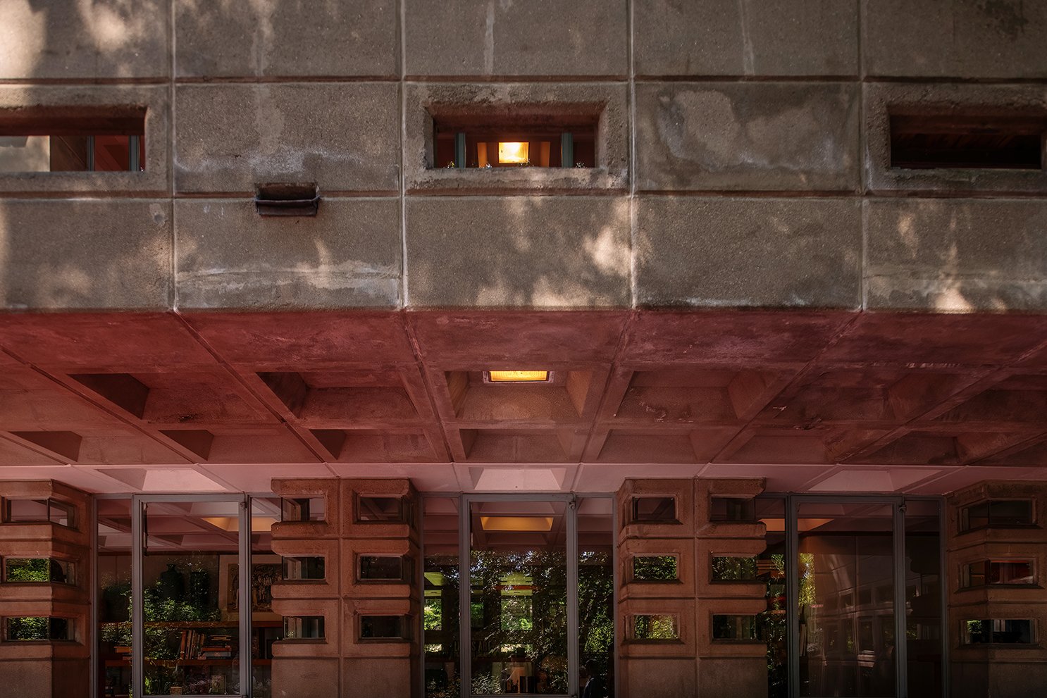Photograph of the Dorothy G. Turkel House in Detroit, Michigan, emphasizing the architecture of Frank Lloyd Wright.