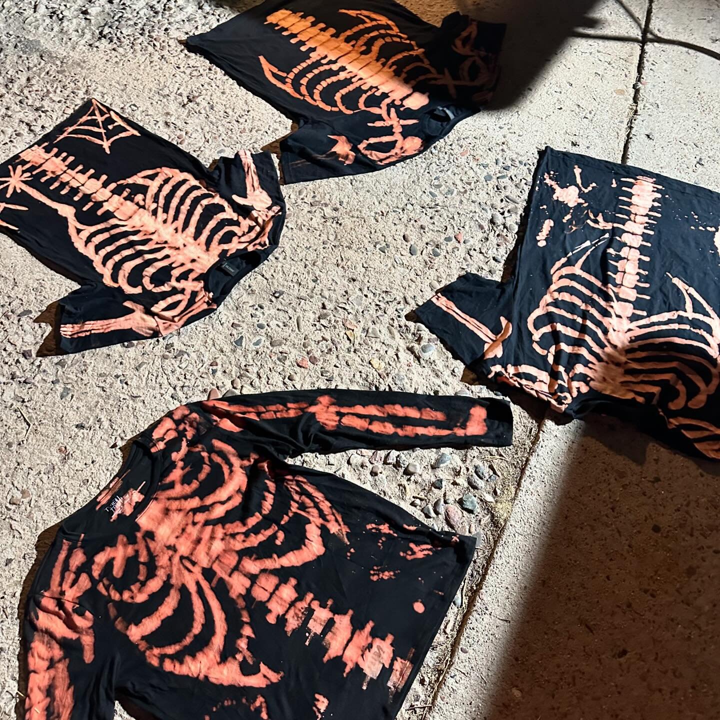Getting in that spooky season mode with an art night workshop led by @cult_creep! So grateful for them teaching our community their art process and getting to make our very own skeleton shirts 💀 

#artnight #newskills #community #bleachart