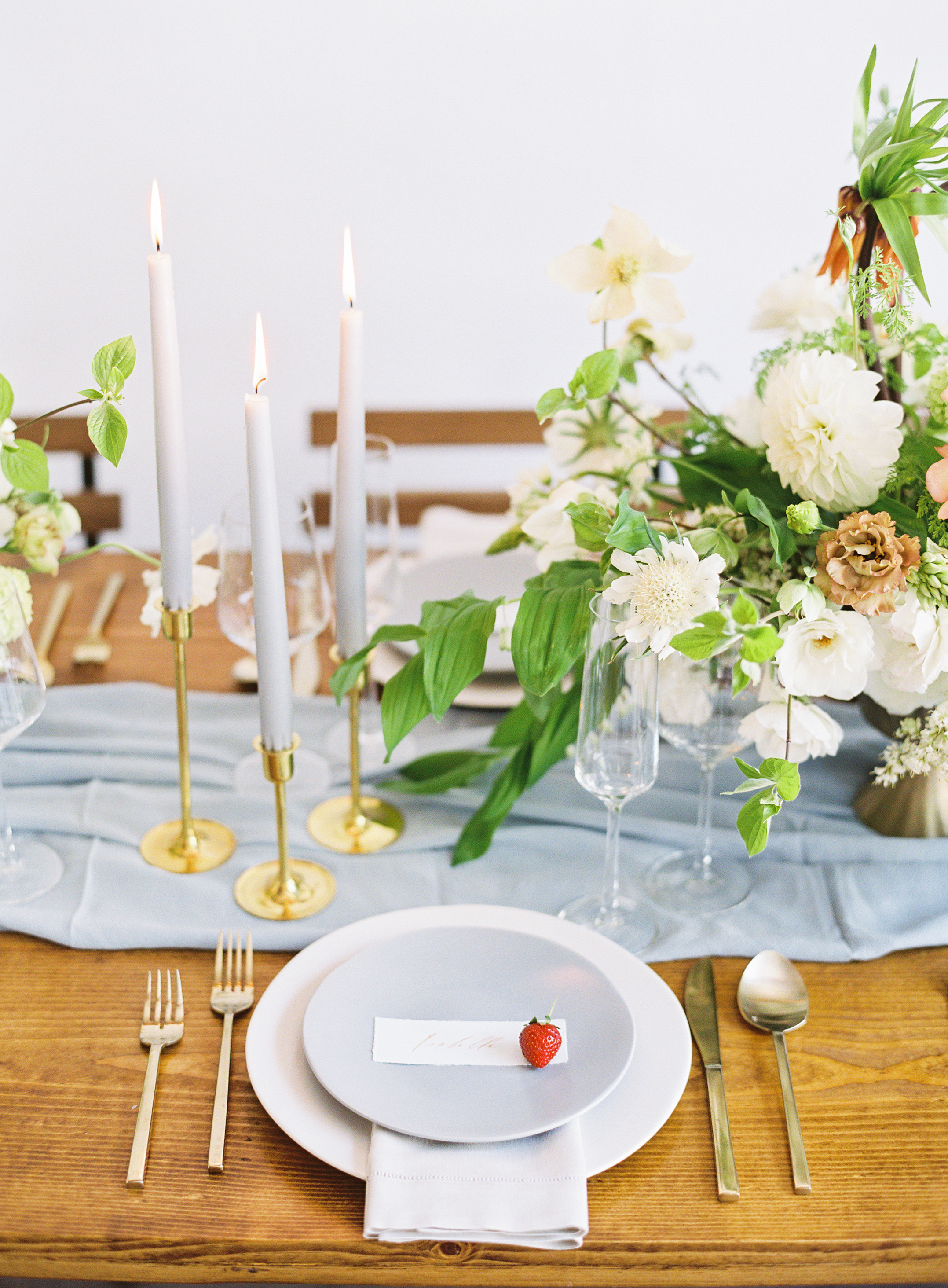 Simple place setting. Summery Wedding Inspiration. Nathalie Cheng Photography. Natalie Choi Events.