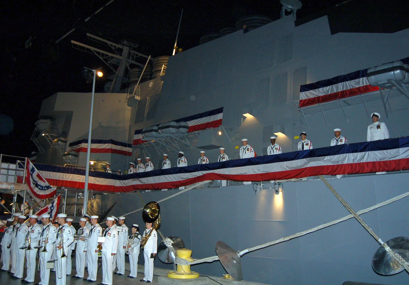Sailors_man_the_rails_of_USS_Trayer_(BST_21).jpg