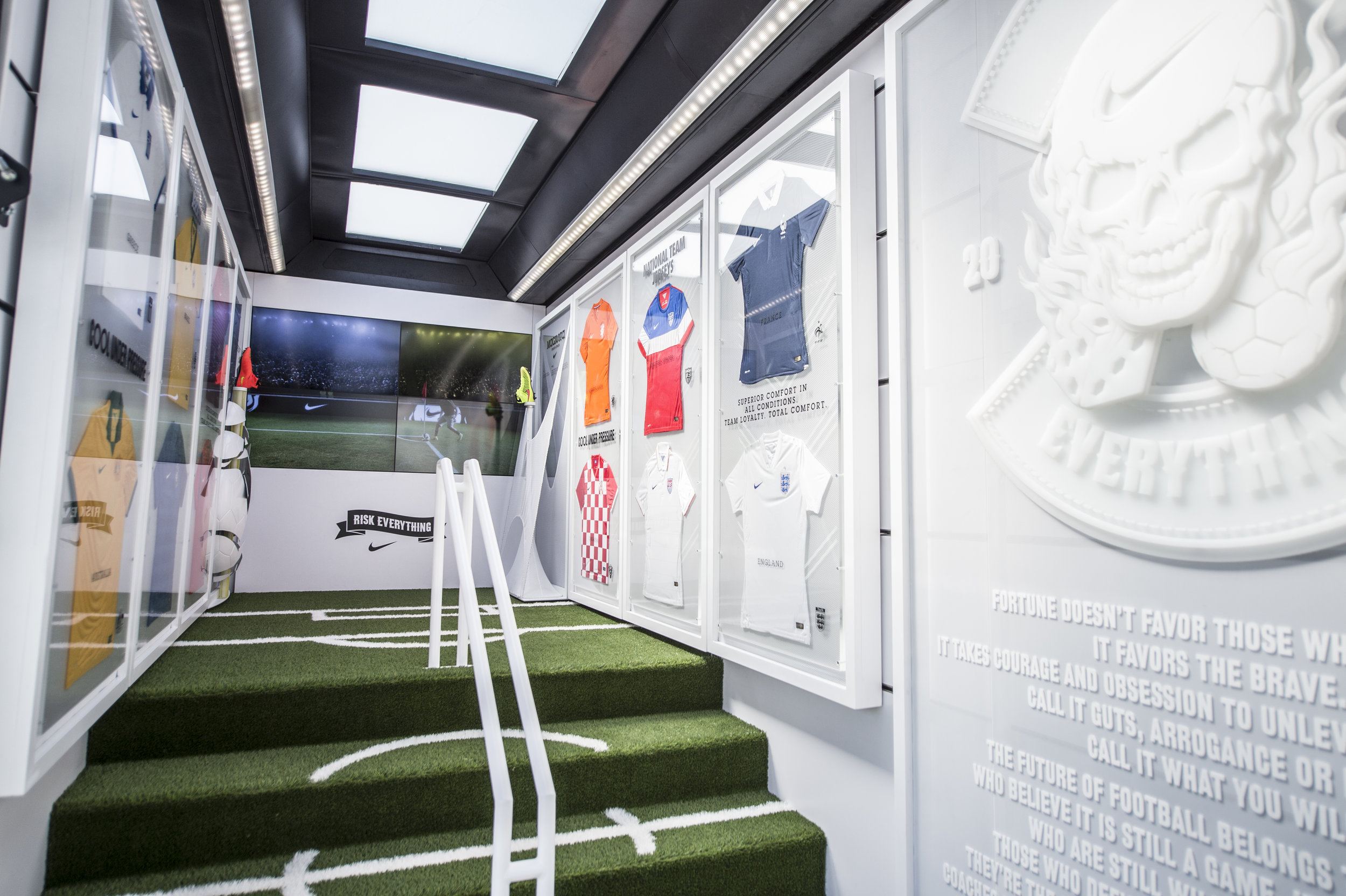 INTERIOR_20140621_NIKE_WorldCupBus_094.JPG