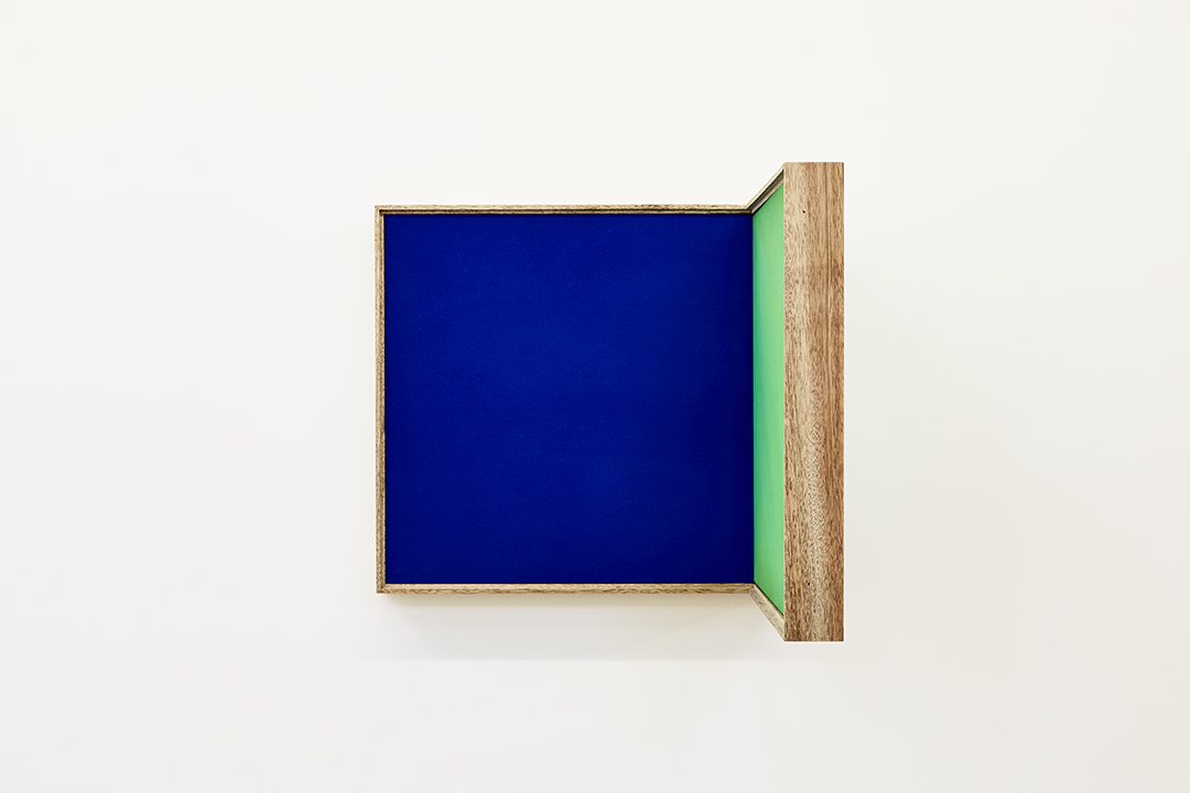 Verso 2 . 2016. 53 x 58 x 57cm. Chroma-key velvet, timber.