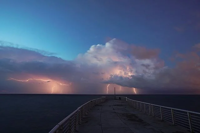 Saw a great light show on my drive home and decided to get my camera.