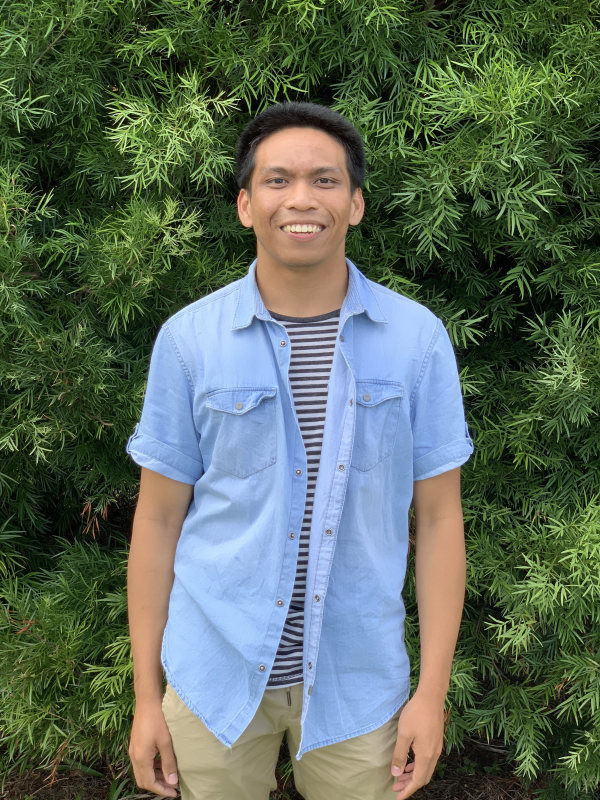 Jeff Regalario, Biology B.S. student, working on the ecological covariates of extinction risk in marine animals.