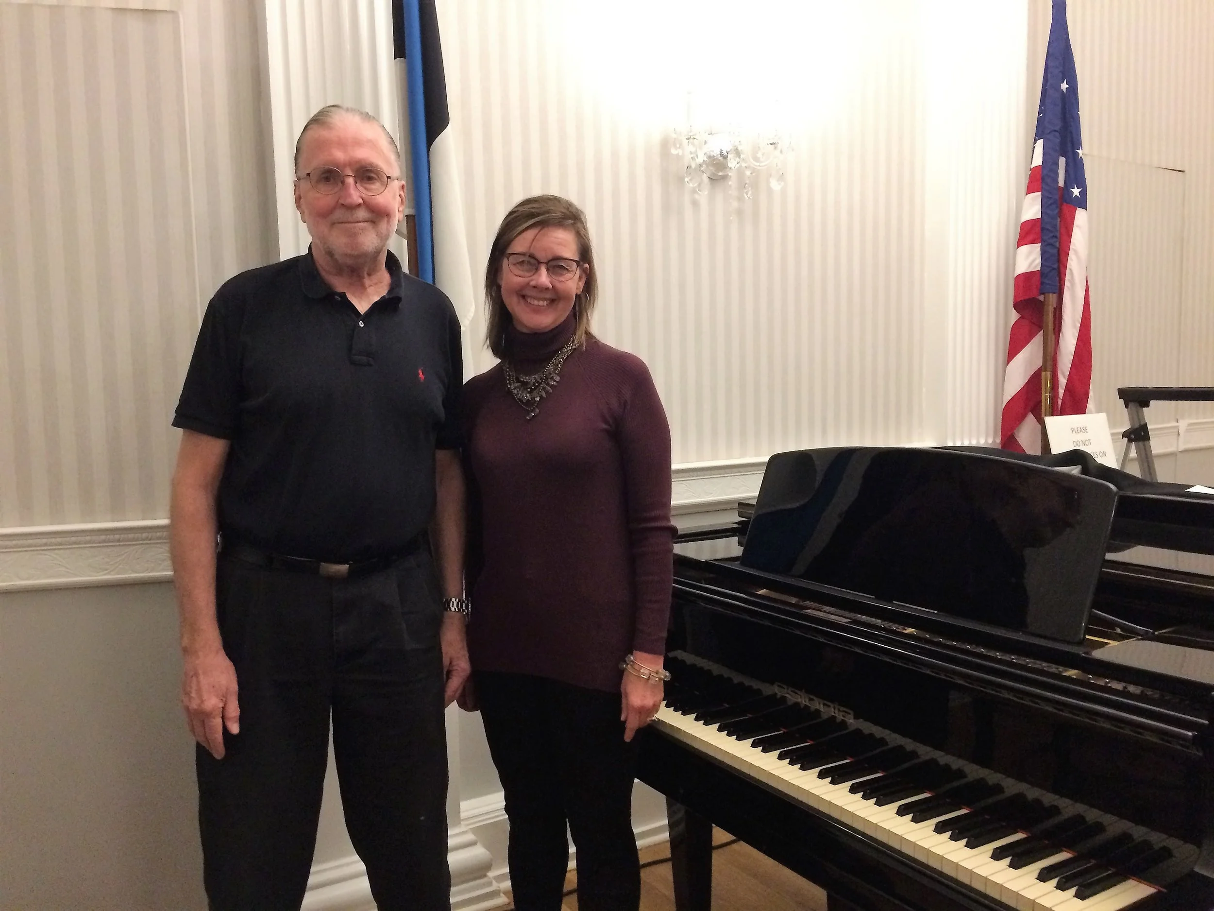 Pildil Toomas Sõrra, NY Eesti Haridusseltsi esimees, ja Tiina Vaska, Kultuurfondi esimees.