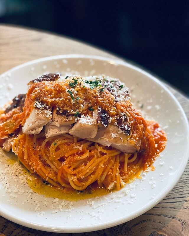 今日(6/5),明日(6/6)はゆんわり夜営業やってますー
.
写真のパスタはスパイスでマリネしたチキンを低温調理で柔らか〜く火をいれて皮だけかりっと焼いたものをアマトリチャーナにオンしてパルミジャーノをおらおらと摺り下ろした満腹なパスタで、こっそり皿の底にはサルサヴェルデ、バジルのソースを塗り隠しています。シンプルな味がどんどん変化していくスパゲティ！ぜひに。