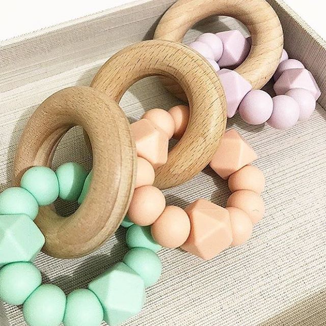 TEETHING BABIES 👶🏻👶🏻 I have had so many emails at the moment in regards to managing sleep and teething 😴😴😴😬😬😬 Let&rsquo;s be honest, it&rsquo;s tough going and those little toothy pegs like to move at night when growth and development are at its peak... My top tips for managing teething and Sleep are: 💫 Numb those gums before bed, whether it&rsquo;s a cold wet washer, teething remedy or gel etc... If your little one is teething by day, they&rsquo;ll certainly be teething at night! 💫 If your little one has a dummy, keep them in the fridge! 💫 Invest in some great tethers, such as this one pictured by @indera.beads
💫 Try and keep your sleep routine as normal as possible - Although a few extra cuddles are perfectly fine to help keep baby calm and supported 💫 Lastly, if your baby&rsquo;s sleep goes haywire for a few days try and get back to your routine once symptoms subside - Any major changes to your baby&rsquo;s sleep while teething will take a few days to get back on trac