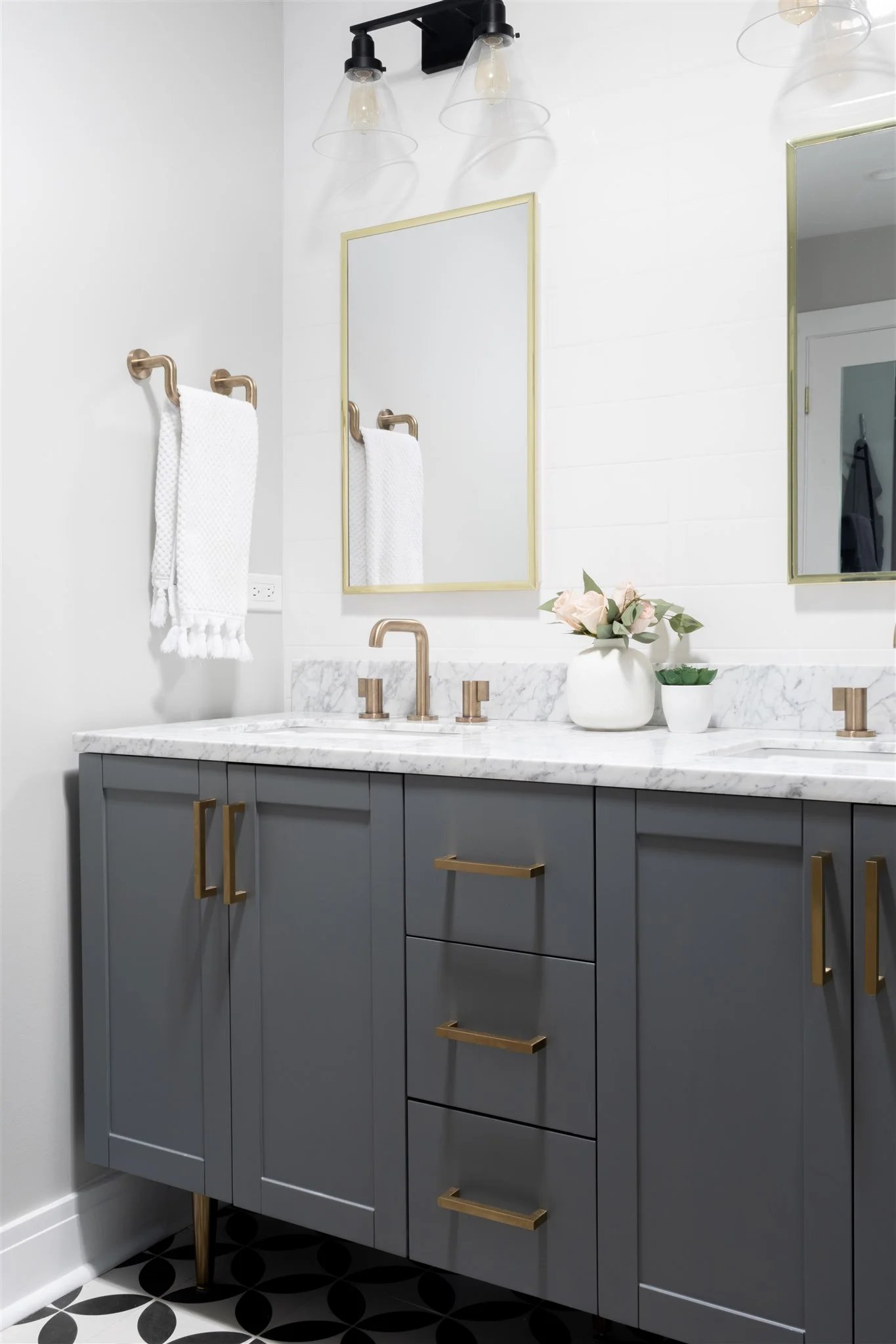 Above the vanity, there’s a skylight that floods the space with natural light. The perfect spot for doing makeup!