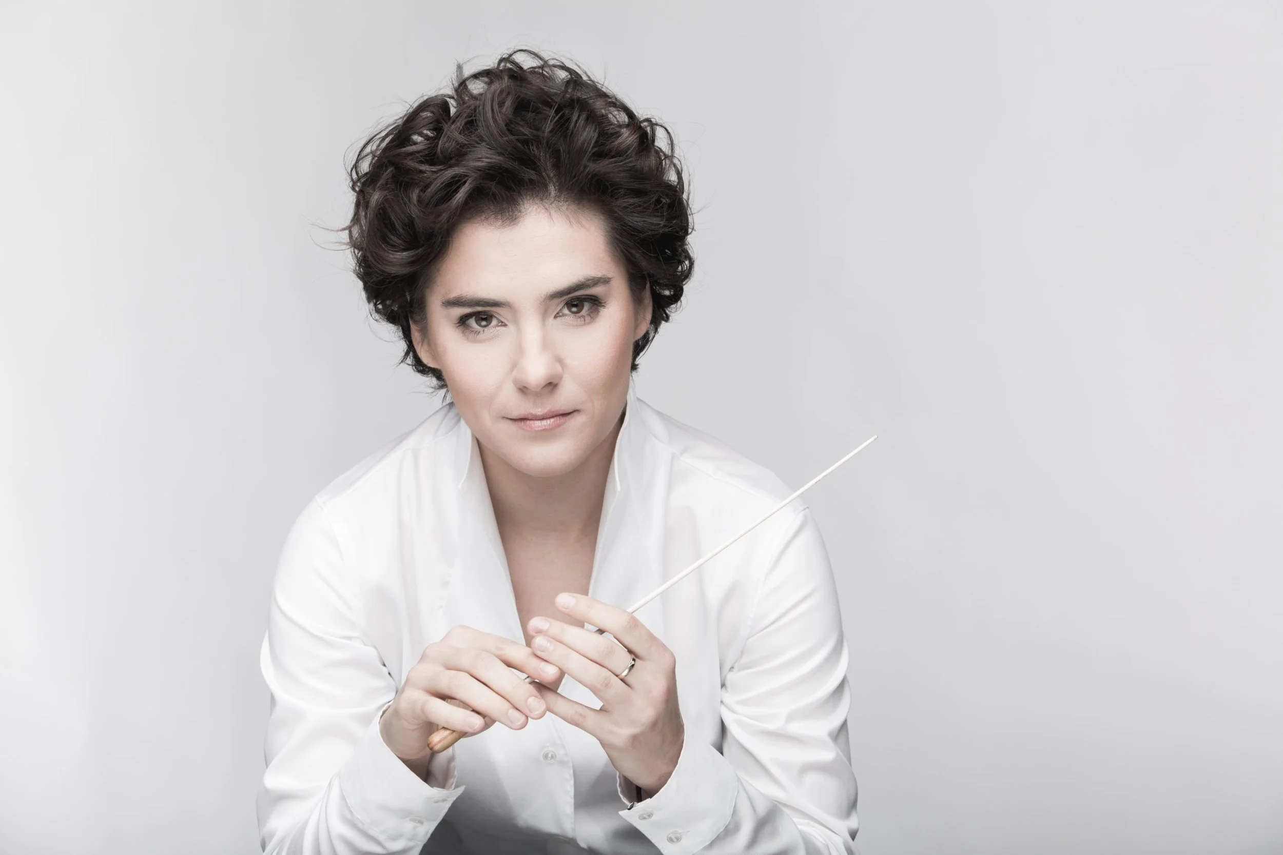   SCHICKSALSSINFONIE - 15.11.    Rheingoldhalle   In seiner „Schicksalssinfonie“ lässt Tschaikowski die Musik am Ende zu einem rauschenden musikalischen Fest werden.  Mit Musik von  Skrjabin, Schostakowitsch  und  Tschaikowsky.   István Várdai Violon