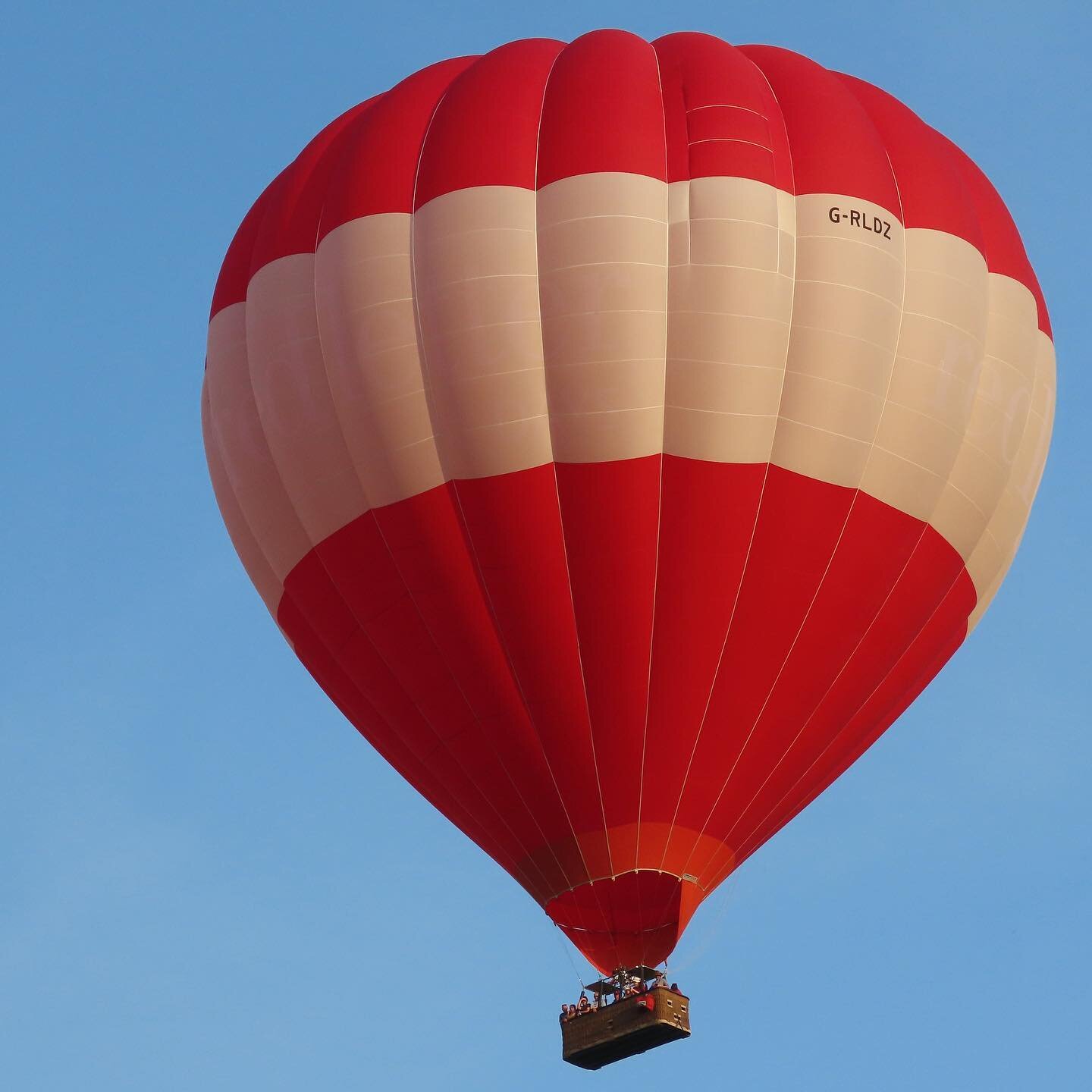 A week of high temperatures and hot air balloons here in Somerset . None for months and at least 4 in the past few days on glorious sunny evenings.
#hotairballoon 
#somerset 
#blueskies 
#experience