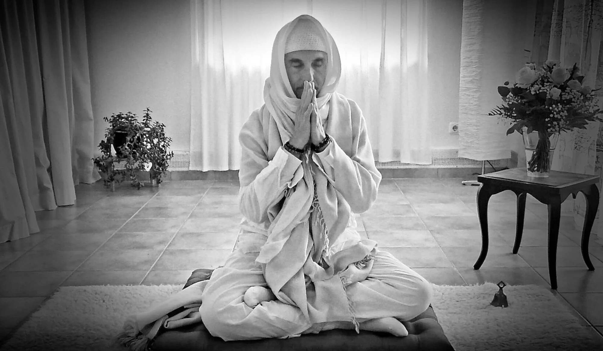 Bild von MAster für Webseite 09.02.20 folded Hands B_W compressed 2000x1166.jpg