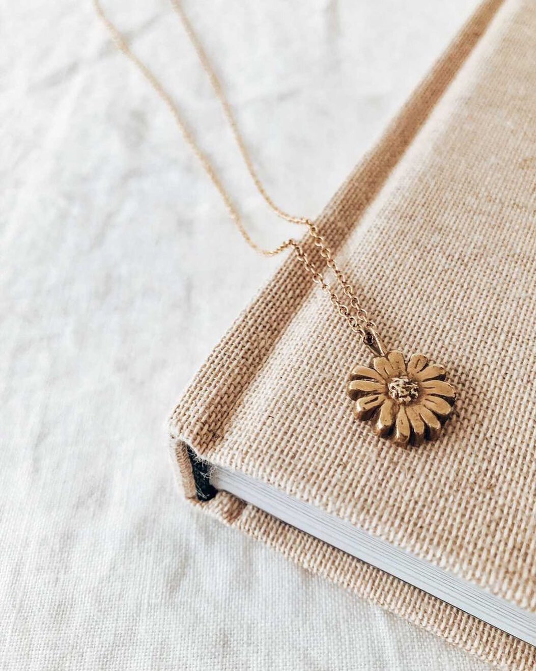 I love daisies.
There&rsquo;s something so whimsical and innocent about them.
When I carved this little daisy I was envisioning wandering through a field of wild daisies, smelling spring air &amp; listening to bees buzzing happily.
And that&rsquo;s t